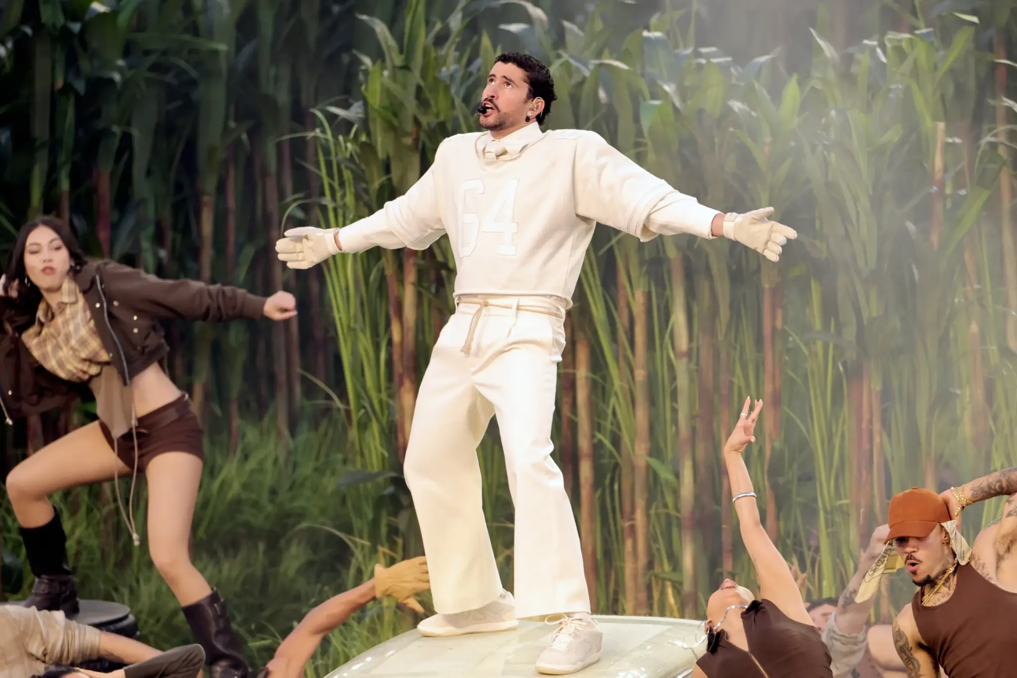 Доналд Трамп Bad Bunny-гийн Super bowl-ын шоуг түүхэн дэх хамгийн муу үзүүлбэр гэж шүүмжлэв